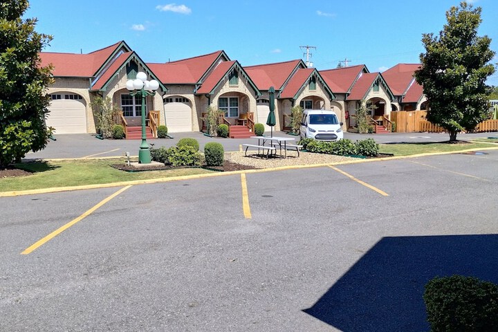 Hotel Exterior 205 of 211