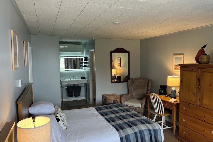 High Tide Inn