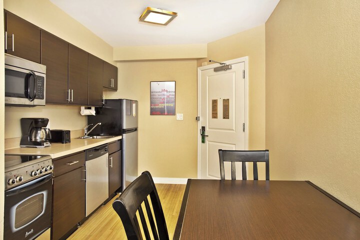 TownePlace Suites by Marriott Republic Airport Long Island