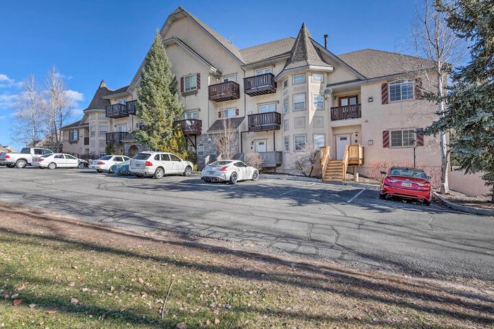 Large Cozy Midway Studio w / Mountain Views!