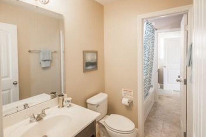 Oakview 4213 6 Br Villa by RedAwning