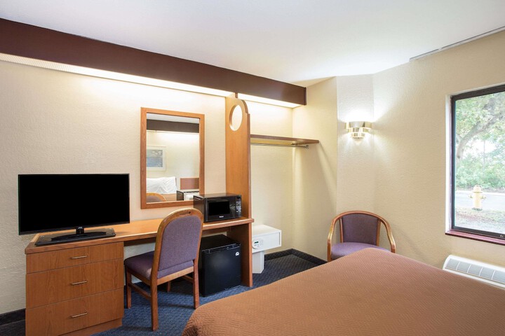Room 12 of 16