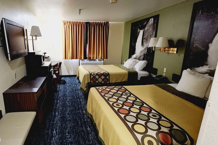 Room 6 of 10