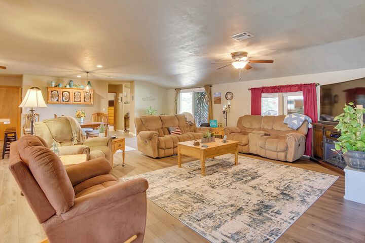 Cozy Lake Eufaula Hideaway w / Fire Pit & Hot Tub!