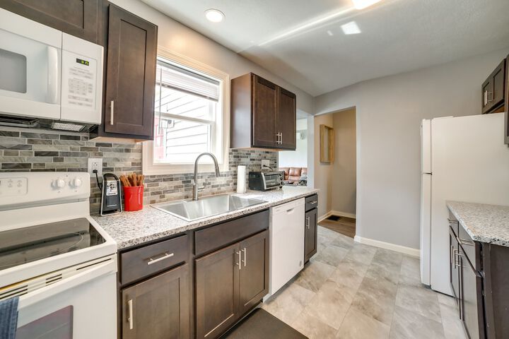 Deck & Patio: Inviting Abode in Natrona Heights!