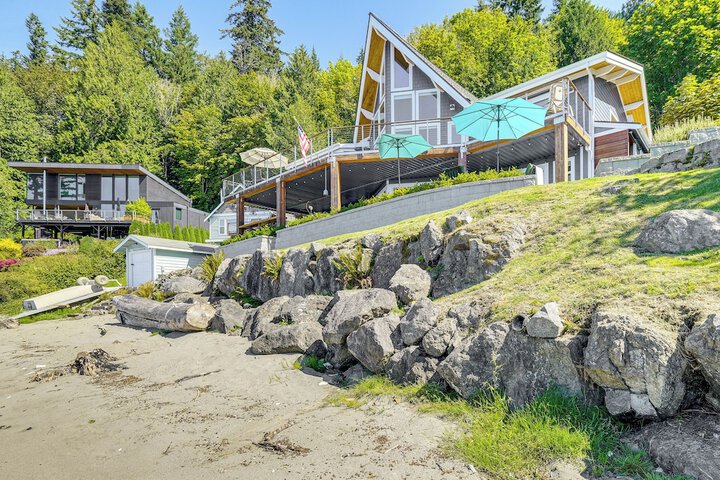Bayfront Home w / Private Beach in Poulsbo!
