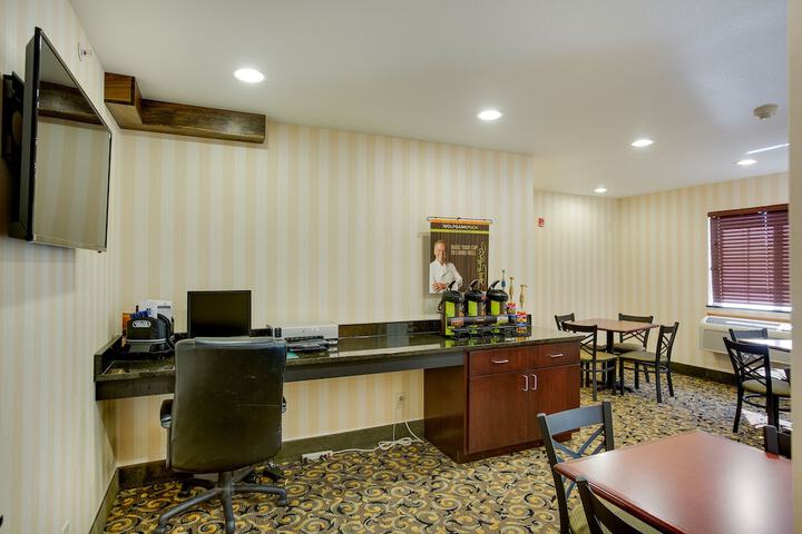 Business Center 32 of 36
