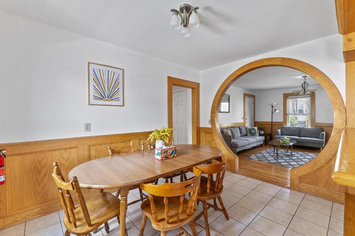 17-19Cozy & Spacious 6BR home in Malden with window AC and free parking
