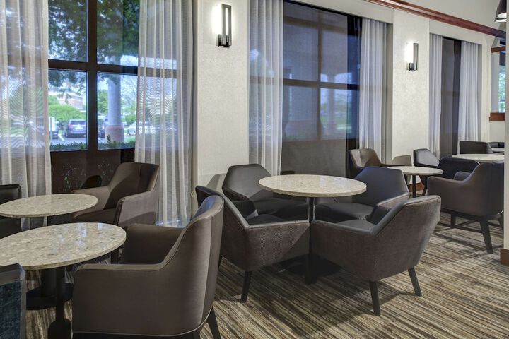 Lounge 45 of 49