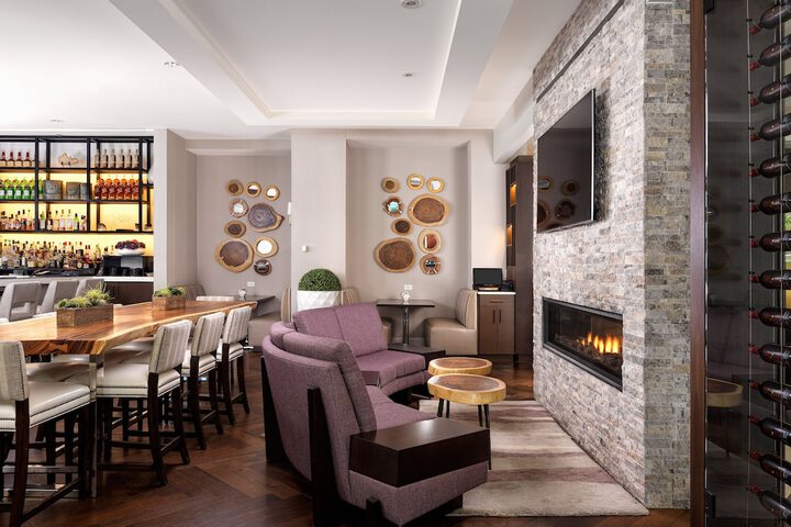 Lounge 39 of 44