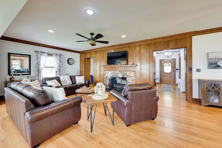 Pistakee Lake Estate w / Boat Dock & Hot Tub!