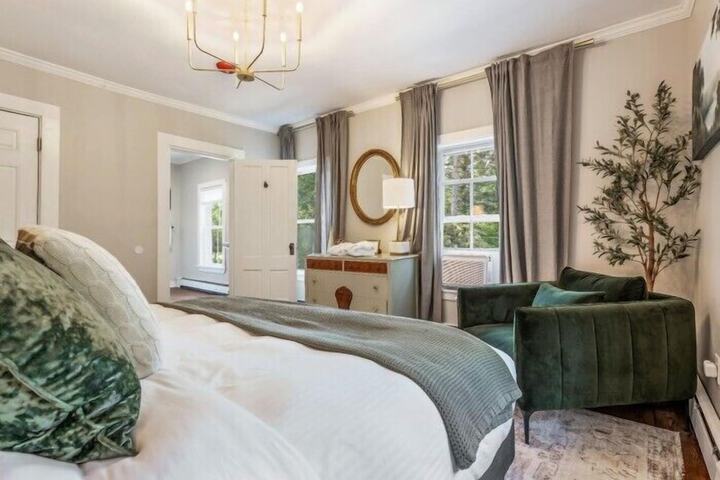 The Aurora Inn & Cottages