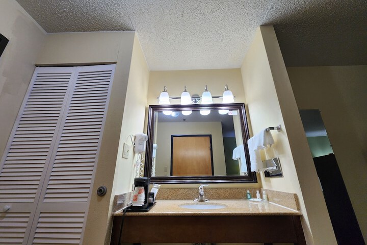 Room 9 of 28