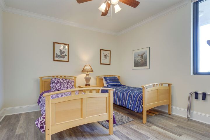Beachfront Dauphin Island Condo w / 2 Pools & Sauna
