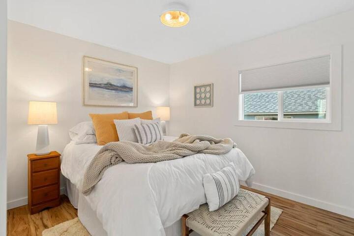 Cozy Coastal Getaway • Panoramic Ocean Views