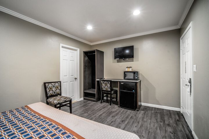 Room 7 of 25