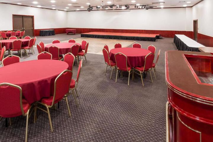 RAMADA BY WYNDHAM MEDFORD HOTEL AND CONF