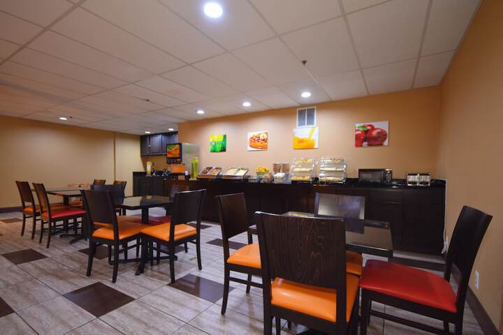 Dining 42 of 49