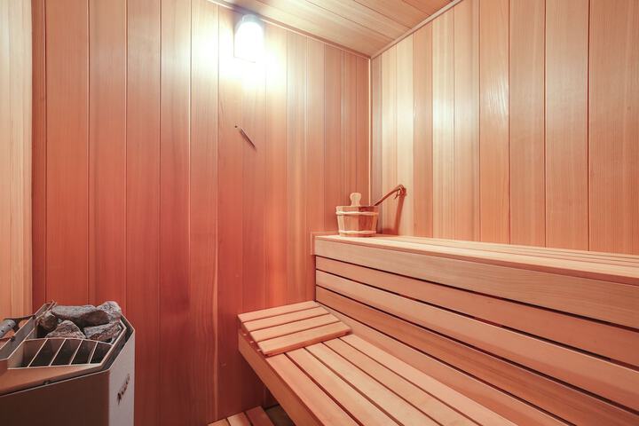 Lake View Champlain Home w / Hot Tub & Sauna!
