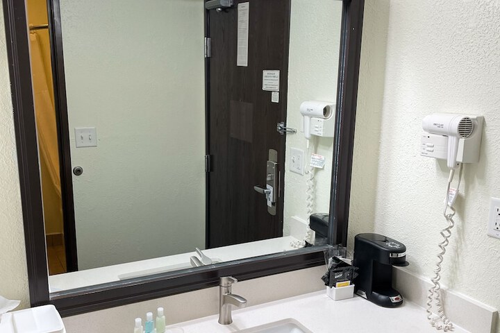 Hudson Inn & Suites