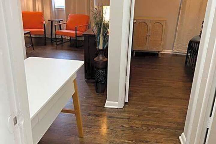 Modern & Cozy 2 bedroom home near downtown Shawnee