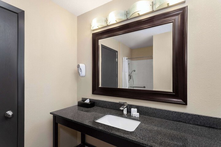 Super 8 by Wyndham Copley Akron