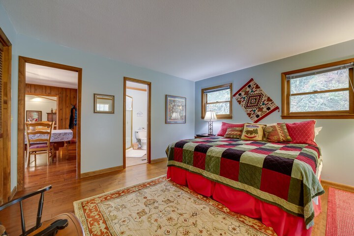 Robbinsville Vacation Rental w / Covered Balcony