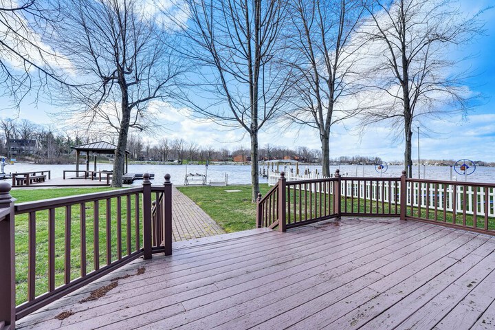 House on Paw Paw Lake w / Private Dock!