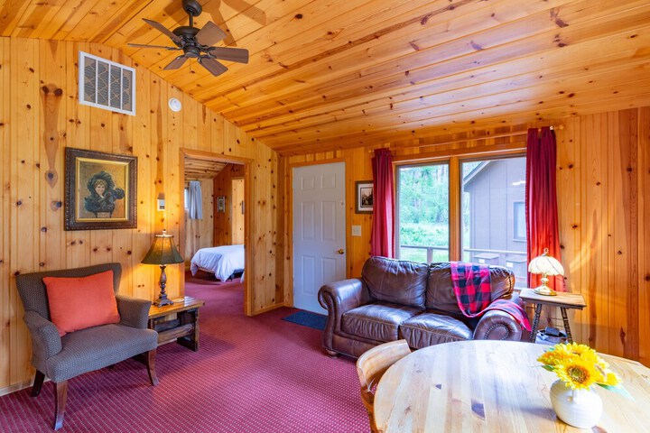 Lake Creek Lodge