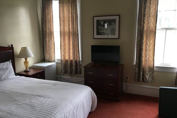 Room 11 of 32