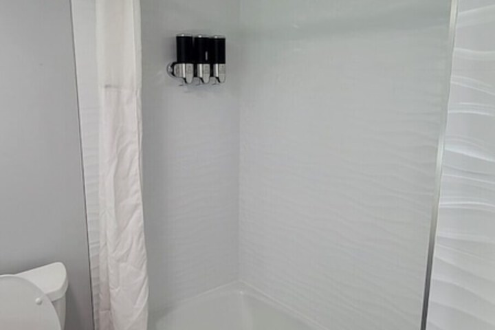 The Royal Inn & Suites