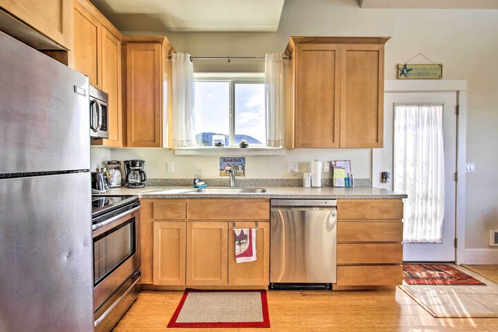 Oceanfront Cottage W / deck & Secluded Beach Access!