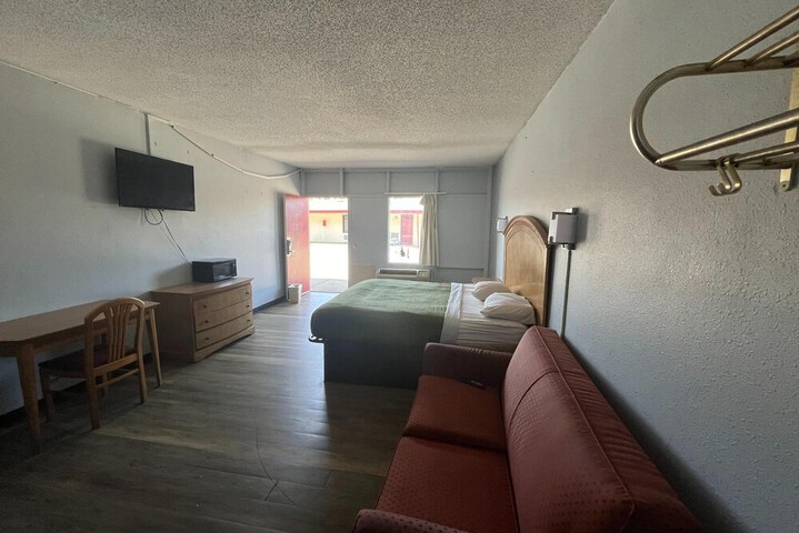 Room 10 of 16