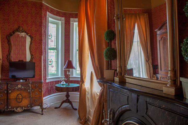 THE CORNSTALK HOTEL