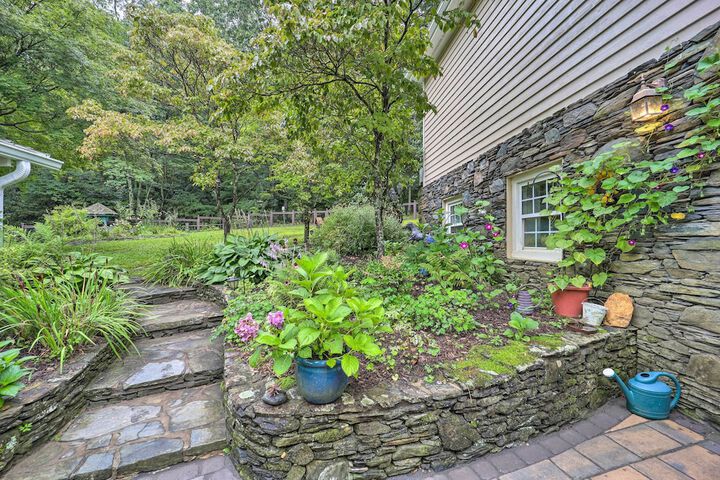 Quiet Studio Escape 2 Mi to Blue Ridge Parkway!
