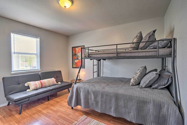 Charming One-level Home w / Deck Walk to Dtwn