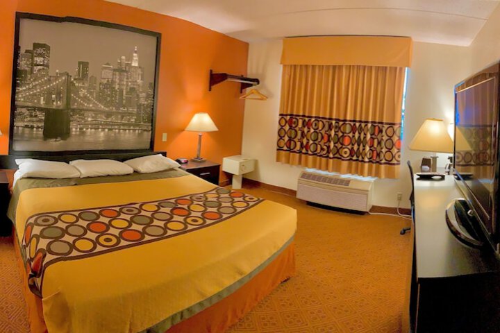 Super 8 by Wyndham Stamford / New York City Area
