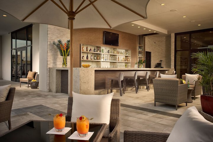 Lounge 33 of 37