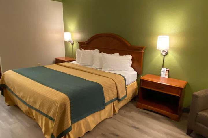 Room 5 of 10
