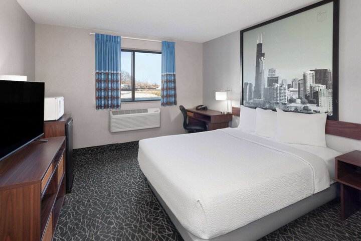 Super 8 by Wyndham Romeoville Bolingbrook
