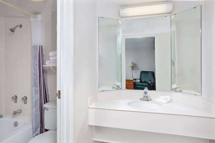 Room 11 of 28