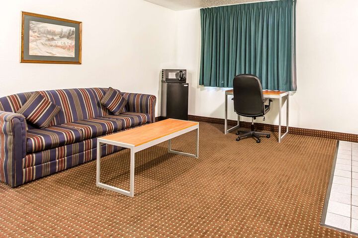 Econo Lodge Inn & Suites Pekin - Peoria Area