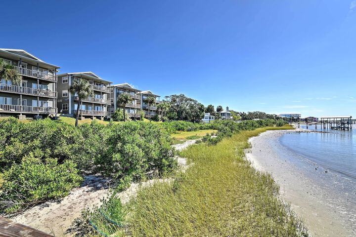 Beachfront Cedar Key Condo w / Pool Spa & Views!