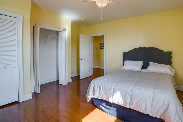 Inviting Connellsville Getaway w / Deck!