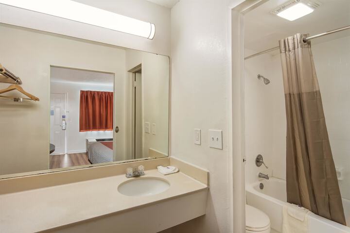 Room 10 of 24