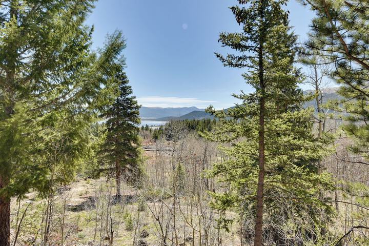 Idyllic Twin Lakes Escape w / Views of the Lakes