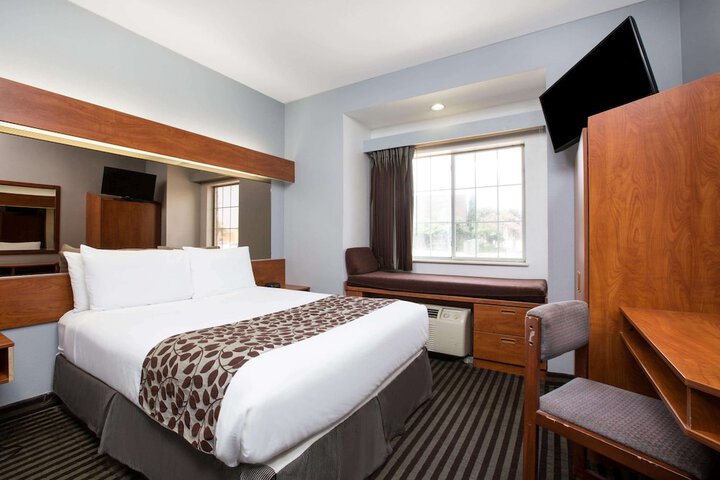 Microtel Inn & Suites by Wyndham Garland / Dallas