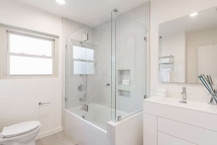 Spacious and Bright 5-bedroom Oasis Pool and Yard
