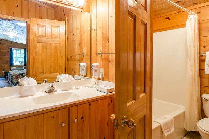 Highland Hills Motel and Cabins – a Master Hosts Resort