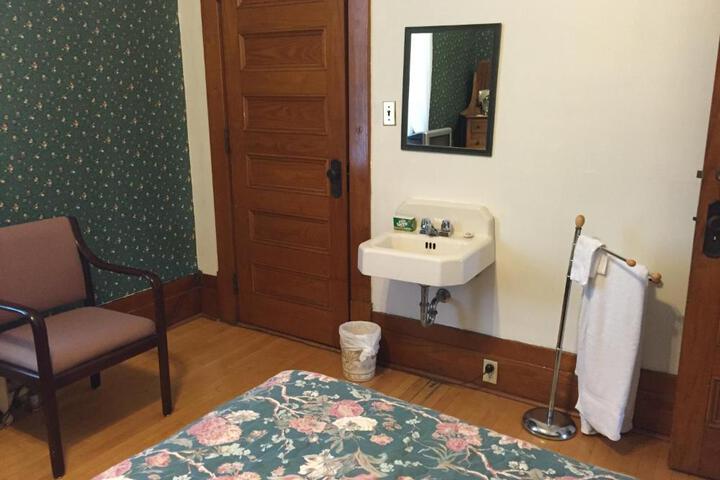 Le Petit Château Montebello B & B